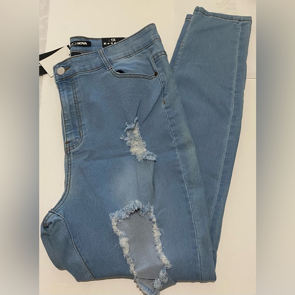NEW 1x Fashion Nova Catty Distressed Denim Jeans
